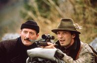 Im Schatten der Gipfel – Beim gemeinsamen Wildern: Gerhard Windegger (Michael Roll) und Karl Krutzenbichler (Sepp Schauer).
