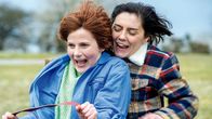 rbb QUEER: Chuck Chuck Baby – Das Wiedersehen mit Joanne (Annabel Scholey, re.) reißt Helen (Louise Brealey) aus ihrem tristen Alltag raus. (Lizenzzeiten bis 30.09.2026)