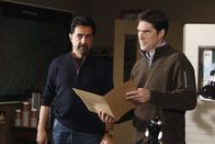 Criminal Minds – Werden mit einem neuen Fall beauftragt: Rossi (Joe Mantegna, l.) und Hotch (Thomas Gibson, r.) ...