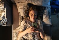 Schloss Einstein – Marlon (Matti Schneider) freut sich auf ein geheimes Date.