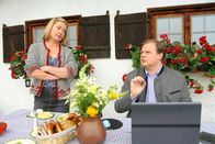 Die Rosenheim-Cops – Hartl (Michael A. Grimm, r.) hat sich vorübergehend bei Marie (Karin Thaler, l.) auf dem Hof einquartiert.