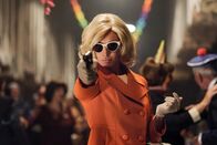 Banklady – Gisela (Nadeshda Brennicke) auf einer Kostümparty.