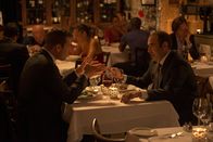 Suits – Louis (Rick Hoffman, r.) wird die Seniorpartnerschaft angeboten – doch Jessica und Harvey (Gabriel Macht, l.) wollen seine Stimme für Jessica gewinnen. Ein Abendessen wird zum taktischen Schachzug.
