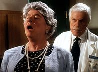 Diagnose: Mord – Tim (Tim Conway, l.) ist auf der Flucht vor der Polizei in Frauenkleidern ins Community General Hospital geflüchtet und offenbart nun Mark (Dick Van Dyke, r.) seine wahre Identität.