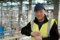 Inside the Factory – Moderator Gregg Wallace möchte wissen, wie ein cremiger Sahnelikör entsteht. Copyright: SRF/BBC