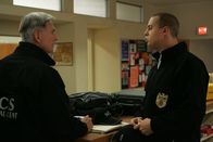 Navy CIS – Der Sohn eines Marines nimmt mit einer selbst gebastelten Bombe ein Gruppe von Schülern der Highschool in Quantico als Geiseln. Gibbs (Mark Harmon, l.), McGee (Sean Murray, r.) und das restliche Team versuchen zu vermitteln ...