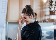 Pure – Marnie (Charly Clive) flirtet auf der Arbeit und hat ein Date.