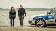 Stralsund – Der Fall ist für Thomas Jung (Johannes Zirner) und Nina Petersen (Katharina Wackernagel) vorbei. Erleichtert verlassen sie den Ort des Showdowns.