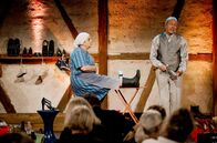 Comedy Scheune – Bevor sich Bäuerin Lena (Hillu's Herzdropfa) bei dem Verkäufer (Franz Auber / Hillu's Herzdropfa) neue Schuhe kauft, bleibt sie lieber bei ihren treuen Gummistiefeln.