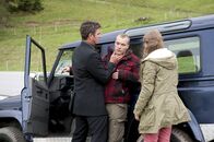 Der Bergdoktor – Martin Gruber (Hans Sigl, l.) untersucht Leon Vogt (Max Woelky, M.), mit dem er gerade fast zusammen gestoßen ist.