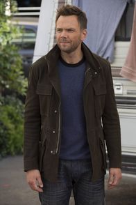 Community – Als Gefängnisinsassen per Teleroboter ins College geschaltet werden, wird Jeff (Joel McHale) Opfer eines verrückten Häftlings ...