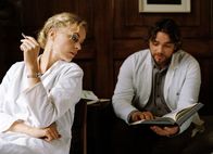 Barbara – Barbara (Nina Hoss) arbeitet in der Kinderchirurgie unter der Leitung ihres neuen Chefs André (Ronald Zehrfeld).