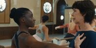 L'Opéra - Dancing in Paris – Flora (Suzy Bemba, l.) und die anderen Tänzer haben genug. Sie wollen, dass Diane (Anne Alvaro, r.) als Intendantin zurücktritt.