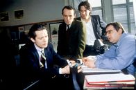 Kommissar Rex – Kriminalassistenten Ernst Stockinger (Karl Markovics, 2.v.li.) und Peter Höllerer (Wolf Bachofner, re.) verhören mit ihrem Chef Richie Moser (Tobias Moretti, 2.v.re.) Martin Macho (Herbert Föttinger, li.), der Kontakt mit der Gruppe um Stefan Lanz hat.