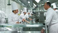 Kochen ist Chefsache – From right: Alexandre Lagarde (Jean Reno) und Jacky Bonnot (Michaël Youn)