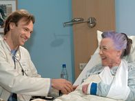 In aller Freundschaft – Christel Petry (Regine Lutz) ist eine aufgeweckte und witzige alte Dame und auch Dr. Stein (Bernhard Bettermann) kann ihrem Charme schwer widerstehen.