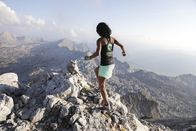 Bergwelten – Trail- und Skyrunnerin Claudia Rosegger unterwegs zum Gipfel des Großen Hundstod.