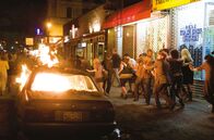 Cloverfield – Nach einem vermeintlichen Erdstoß und mehreren Explosionen bricht Panik aus und die Partygäste fliehen aus dem Gebäude auf die Straße.