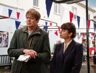Beyond Paradise – DS Esther Williams (Zahra Ahmadi) muss sich an die mitunter etwas seltsamen Methoden von DI Humphrey Goodman (Kris Marshall) erst gewöhnen.