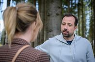 Sturm der Liebe – Greta (Laura Osswald, l.) ist fassungslos, als Mario (Silvester von Hößlin, r.) ihr ein unmoralisches Angebot macht.
