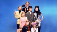 Die Nanny – v.li.: C.C. (Lauren Lane), Maggie (Nicholle Tom), Brighton (Benjamin Salisbury), Butler Niles (Daniel Davis), Maxwell (Charles Shaughnessy), Grace (Madeline Zima), Fran (Fran Drescher).