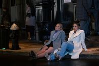 How I Met Your Father – L-R: Sophie (Hilary Duff) und Valentina (Francia Raisa)