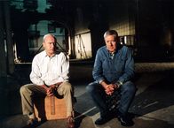 Tatort – Bienzle (Dietz-Werner Steck) hat Kurt Wetzel (Wolff Lindner,re.) im nächtlichen Hinterhof aufgestöbert. Wetzel vertraut ihm seine Sorgen um seine Tochter an.
