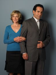 Monk – Monk (Tony Shalhoub) mit seiner Assistentin Natalie Teeger (Traylor Howard).