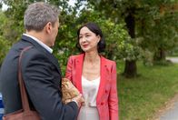 Sturm der Liebe – Sophia (Krista Birkner, r.) unterstellt Christoph (Dieter Bach, l.), unter Alexandras Pantoffel zu stehen.