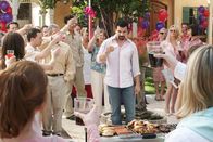 Desperate Housewives – Gabrielle veranstaltet eine riesige Feier, um sich von Carlos (Ricardo Antonio Chavira, M.) zu verabschieden, der in den Knast wandern muss ...