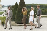 Midnight in Paris – In Paris lernen Gil Pender (Owen Wilson) und seine Verlobte Inez (Rachel McAdams) das Pärchen Paul (Michael Sheen,l.) und Carol (Nina Arianda) kennen.