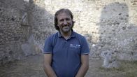 Schätze des Römischen Reichs – Der Archäologe Mario Grimaldi von der 'Università degli Studi Suor Orsola Benincasa' in den Ruinen von Pompeji. (Kredit: National Geographic/Annamaria Craparotta)
