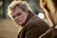 The Crash – The Crash Folge 5 Erschöpft nach den vielen Recherche-Jahren: Yorick van Wageningen als Pierre Heijboer Copyright: SRF/2022 Big Blue Production/Studiocanal GmbH