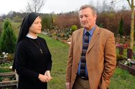 Um Himmels Willen – Schwester Hanna (Janina Hartwig, l.) trifft den strengen Ludwig Bommel (Ferry Öllinger, r.), der Hündin Raja aus dem Kindergarten verbannen will, auf dem Friedhof.