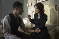 Babylon Berlin – Helga (Hannah Herzsprung) muss Gereon Rath (Volker Bruch) eine Spritze geben.