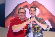 1, 2 oder 3 – Gefühle ist das heutige Thema der Sendung. Der Sänger Vincent Gross (r.) ist mit seinem Song "Über uns die Sonne" zu Gast im Studio. Elton (l.) möchte von ihm wissen, wie es ist, über Gefühle zu singen und was den Sänger glücklich macht.