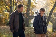 In aller Freundschaft – Kai Hoffmann (Julian Weigend, li.) und sein kleiner Bruder Mirko (Axel Schreiber, re.) kommen sich nach anfänglichen Schwierigkeiten wieder näher. Die beiden haben, seit Kai Mutter und Bruder vor 35 Jahre verlassen hat, kaum Kontakt.