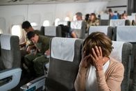 Mayday - Alarm im Cockpit – Verängstigte Passagiere (gespielt von Darstellern im Hintergrund) in der Kabine des US-Air-Flugs 1016, als das Flugzeug heftig bebt. (Bildnachweis: Cineflix/Darren Goldstein)