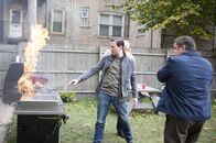 Sirens – Die Familiengrillfeier wird für Frank (Lenny Clarke, l.) und Johnny (Michael Mosley) wohl doch nicht so beschaulich wie gewünscht ...