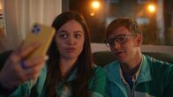 neoriginal: Pumpen – Influencer zu sein, ist schwieriger als gedacht. Schon müssen Mia (Lotte Becker) und Tom (Timur Bartels) ihr erstes Entschuldigungsvideo posten.