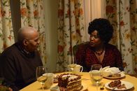 Sirens – Cash (Bill Nunn, l.) soll Hank dabei helfen, ein Geschenk für dessen Mutter (Loretta Devine, r.) zu finden. Vielleicht ist ja die Gesellschaft des charmanten Sanitäters schon Geschenk genug?