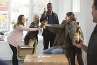 Sirens – v.r.) und Stats (Maura Kidwell, r.) feiern Brians Entscheidung, endlich seine Angst zu überwinden und aus dem Apartment seiner Eltern auszuziehen ...