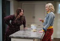 Last Man Standing – Kristin Baxter (Amanda Fuller, l.); Mandy Baxter (Molly McCook, r.)