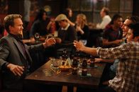 How I Met Your Mother – Marshall (Jason Segel, 2.v.r.) will Robin beweisen, dass es noch Wunder gibt und zählt ihr einige aus seiner Vergangenheit auf, die er gemeinsam mit seinen Freunden Ted (Josh Radnor, r.) und Barney (Neil Patrick Harris, l.) erlebt hat ...