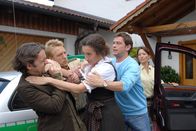 Die Rosenheim-Cops – Rosenheim-Cop Christian Lind (Tom Mikulla, r.) und Polizist Michi Mohr (Max Müller, 2.v.l.) haben alles Hände voll zu tun, um Gabriele Finkenzeller (Konstanze Breitebner) und Martin Veitel (Alexander Lutz) zu trennen, dabei wird denen doch eine heiße Liaison nachgesagt.