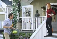 Desperate Housewives – Während Lynette mit Toms neuer Freundin Jane aneinander gerät, erhält Bree (Marcia Cross, r.) von Ben (Charles Mesure, l.) eine schockierende Neuigkeit ...
