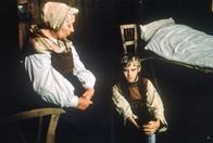 Waldheimat – Verwundert hört die Ahndl auf Peters seltsames Gebet. Herta Böhm (Ahndl), Harald Gauster (Peter).