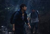 Operation Marea Negra – Nando (Álex González, l.) und Sergio (Nuno Lopes, r.) fliehen in den frühen Morgenstunden und schlagen sich durch den Regenwald.