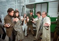 Polizeiruf 110 – MDR Fernsehen POLIZEIRUF 110, "Bis zur letzten Sekunde" Uhr. Vor den Augen der Presse schnappt sich der Mörder Karl Hrulitschka (Fritz Karl) die Journalistin Melanie Kaminski (Teresa Harder), um der Polizei zu entkommen. Herbert Schmücke (Jaecki Schwarz) muss jetzt einen kühlen Kopf bewahren.