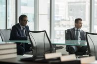 Bull – Als Benny (Freddy Rodriguez, r.) von seiner Vergangenheit eingeholt und schließlich vom FBI verhaftet wird, weil er Beweise in einem früheren Falll gefälscht haben soll, lässt Bull (Michael Weatherly, l.) nichts unversucht, um seinen alten Freund wieder frei zu bekommen ...